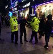 男子醉倒路边 民警爱心送回
