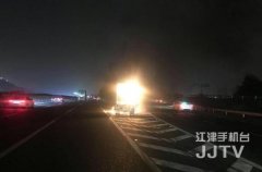 疑似线路短路 小货车夜晚高速路自燃