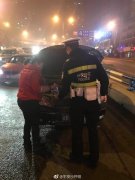车子半路“开锅” 民警暖心降温