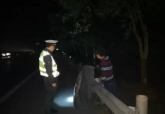 深夜，他带着执法人员在高速路边找轮胎