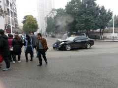 重庆一路口三车受损  车辆面目全非直冒烟