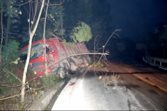 弯道占道行驶 逼着货车撞上了路边土堆