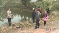 重庆一车辆冲进河里多人落水
