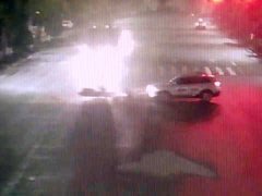 电动车闯红灯被撞飞 车上两人猛地摔在地上