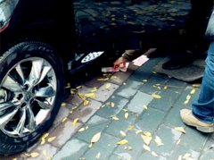 为私家车洗车 店员一撩脚垫飞出百元大钞