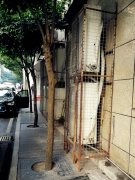 餐馆占道装搭空调外机 市民热心沟通被怼：管你什么事