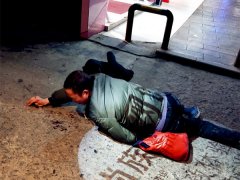 男子醉酒趴地吐血辗转反侧 数人经过无人敢扶