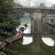 寒冬河里洗衣服 市民：是节约还是污染？