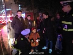 三岁萌娃不慎走失  民警帮他找家人