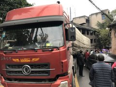私家车乱停放卡住挂车转身 数十辆车被堵排长龙
