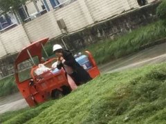 地表最强女送水工现身重庆街头 竟能挺着大肚子扛水
