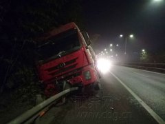 大型罐车被卡高速路边沟 两台吊车紧急施救