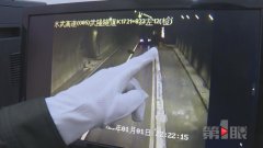 挂车轮胎掉落接着跑 后方小车中招