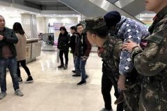 老爷爷突发脑溢血 武警战士5分钟生死救援