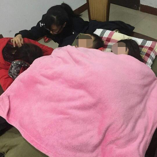 痛心!妈妈轻生投江 一双儿女哭喊着紧随其后