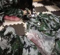 为了考试不挂科  大一妹子在军训胶鞋上绣“耐克”