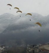 重庆上空现多位“空中飞人”  成群结队很神气