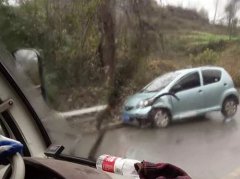 重庆一大货车头朝下  倒栽深沟