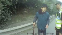 八旬老人独自漫步高速路超车道 执法人员紧急救助