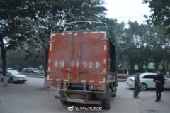 货车卸货勾住电线 司机强拽拉断电杆险触电