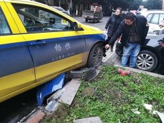 面包车撞上出租   出租“骑”上路边花台