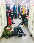 大腿当书桌  男孩躺在车厢过道里写作业