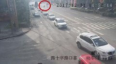重庆一小孩坐婴儿车 被车擦挂