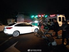 天雨路滑  男子车速过快撞向隔离带