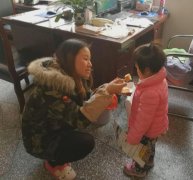 两岁女孩走失 好心人接力终寻回
