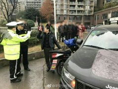 摩托车逆行  与轿车发生擦挂