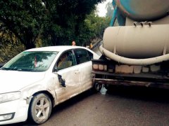 槽罐车避让突然加速的轿车 冲出围栏刮伤轿车