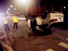 熬夜打游戏如痴如醉 男子把车开得“四仰八翻”