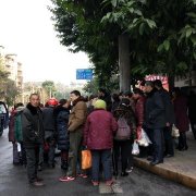 老人突然晕倒街头 脸色由红转青