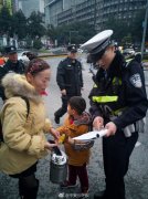 萌娃不慎走失  民警抱他寻婆婆