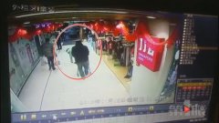 女子捡钱包后 竟然做出“假动作”