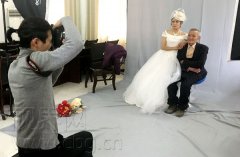 重庆86对老夫妻集体补拍婚纱照