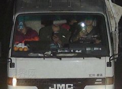 开车玩手机被抓拍 警方事后找到他