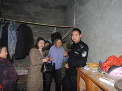 粗心车主忘锁后备箱 9旬大爷寒风中守车1小时