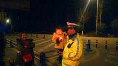 车辆抛锚惊吓孩童  民警妙变暖心“奶爸”