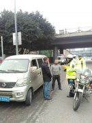 驾车暴脾气 两司机因变道追逐行驶还砸瓶子