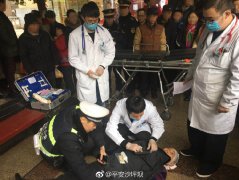 男子突发癫痫  昏倒路边