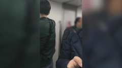 男子在车厢内不停“蹭蹭蹭”   画面逗趣