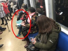 霸气！小学生翘着二郎腿 在车厢内奋笔疾书