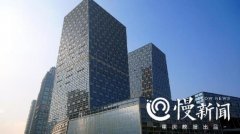 重庆百米大楼斜而不倒 路过的人看了想小跑
