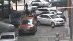 两公司争车位引冲突 记者调查发现“非法占道”