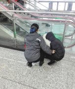 女孩感冒  瘫倒在站内