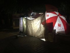 为了看货   六旬摆摊老人睡在街上