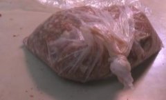 老人超市偷肉  她说这是在外面买的