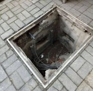 要不是有好心的市民提醒   她可能就掉下去了