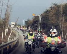 重庆现摩托车迎亲车队  场面很拉风